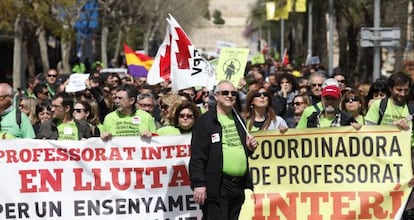 Manifestación de profesores interinos por las calles de Alicante.