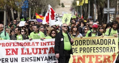 Manifestaci&oacute;n de profesores interinos por las calles de Alicante.