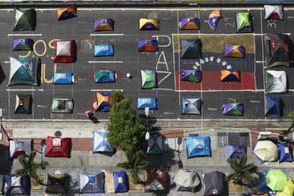 Manifestantes contra el gobierno de Maduro bloquean con tiendas de campaña una avenida frente a la oficina de las Naciones Unidas en el distrito de Chacao en Caracas, Venezuela