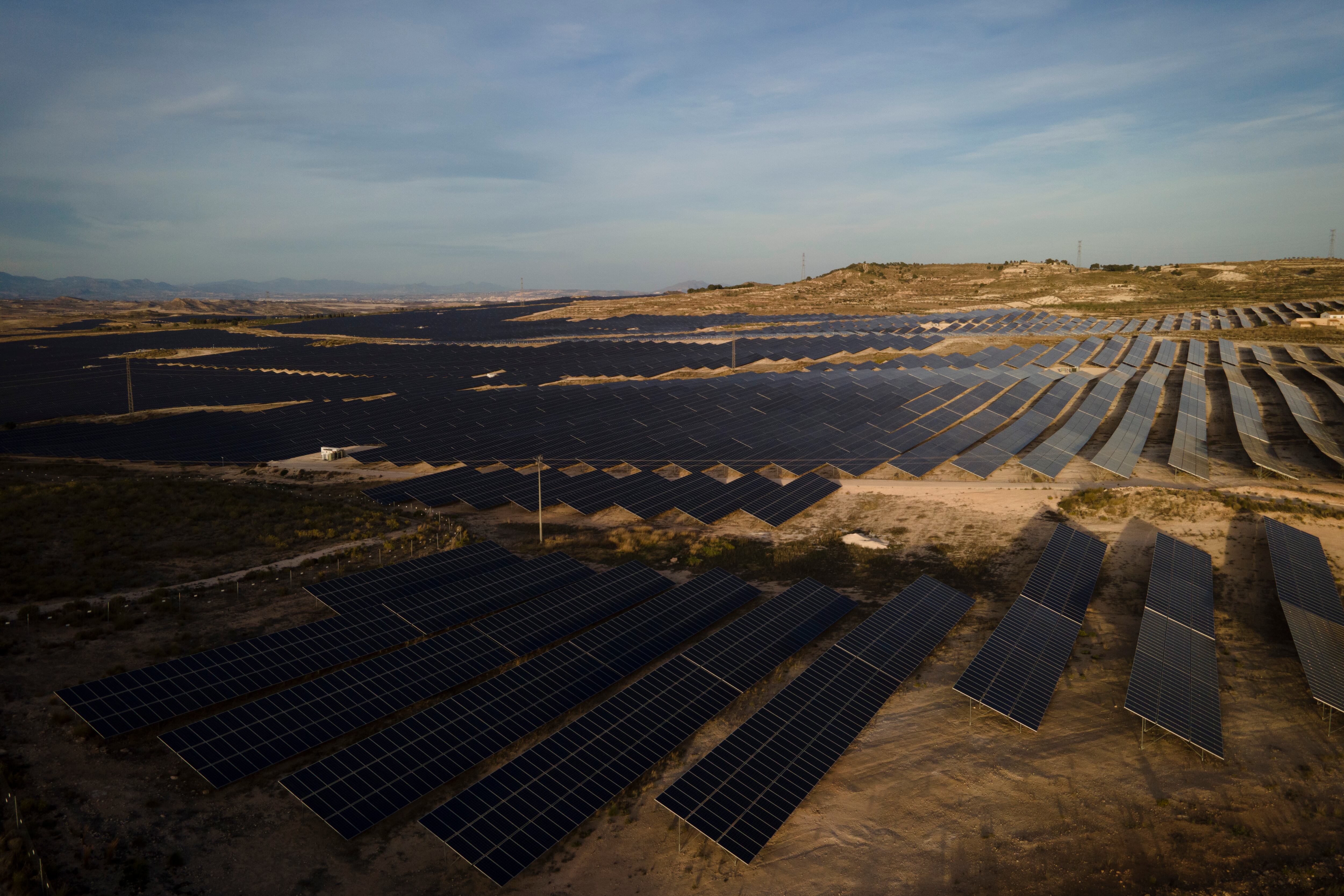 China compra una megaplanta solar en España a Northleaf y Q-Energy por casi 500 millones