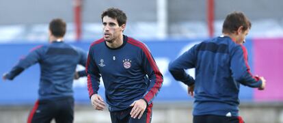 Javi Martínez calentando durante el entrenamiento previo al partido de vuelta de los octavos de final de la Champions, que enfrentará a su equipo, el Bayern, al Arsenal inglés.