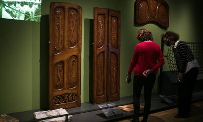 Dues de les portes de Gaudí per a la Casa Batlló que es poden veure a l'exposició del Museu del Disseny.