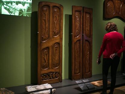 Dues de les portes de Gaudí per a la Casa Batlló que es poden veure a l'exposició del Museu del Disseny.