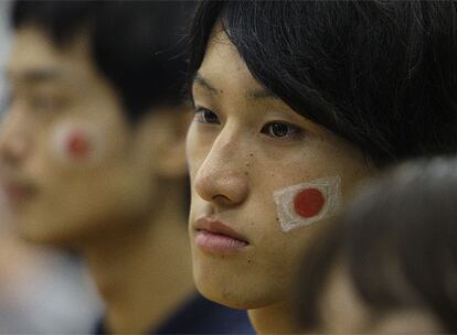 Los aficionados japoneses no pueden disimular su decepción tras caer en la segunda votación.