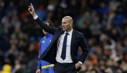 Zidane da órdenes en el Bernabéu.
