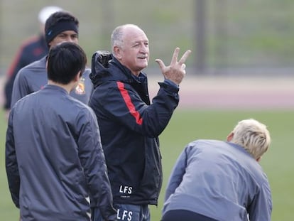 Scolari, durant l'entrenament del Guangzhou a Yokohama.