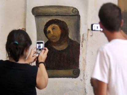 Dos personas fotografiaban en enero de 2020 el eccehomo de Borja.