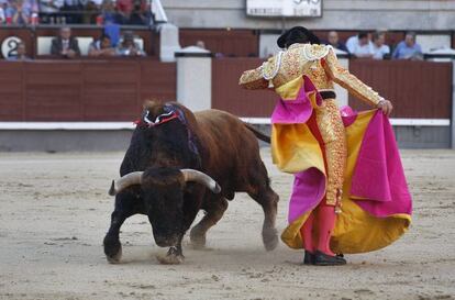 El Fandi, en Las Ventas con el tercer toro de la tarde.