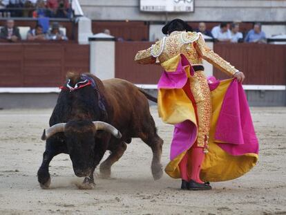 El Fandi, en Las Ventas con el tercer toro de la tarde. 