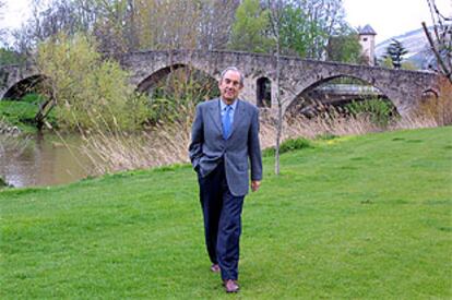 Carlos Garaikoetxea, fotografiado el jueves en Pamplona junto al río Arga.