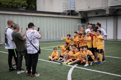 Los niños de CF Tramontana celebran un título conquistado esta pasada temporada en el campo de fútbol del Pabellón Olímpico Municipal La Mina. 