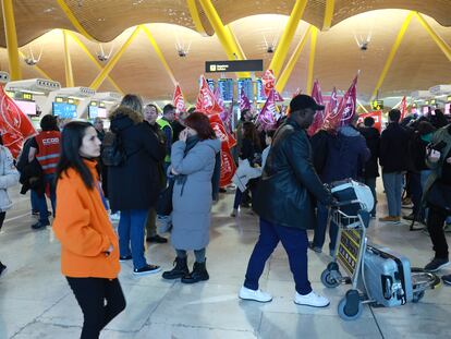 Viajeros y representantes de UGT y CC OO se han mezclado esta mañana, primer día de la huelga del 'handling' de Iberia, en el interior de la Terminal 4 de Madrid-Barajas.