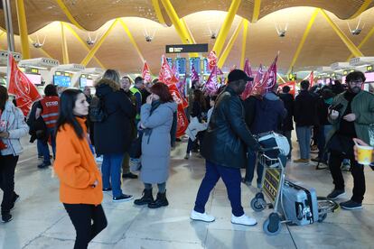 Viajeros y representantes de UGT y CC OO se han mezclado esta mañana, primer día de la huelga del 'handling' de Iberia, en el interior de la Terminal 4 de Madrid-Barajas.