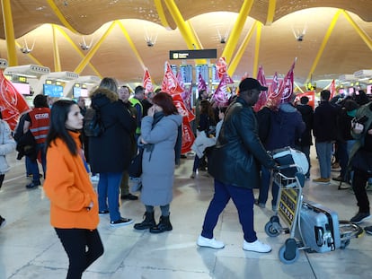 Viajeros y representantes de UGT y CC OO se han mezclado esta mañana, primer día de la huelga del 'handling' de Iberia, en el interior de la Terminal 4 de Madrid-Barajas.