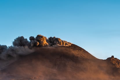 El 21 de diciembre de 1994 el volcán despertó con una potente erupción que no ocurría desde 1927. 