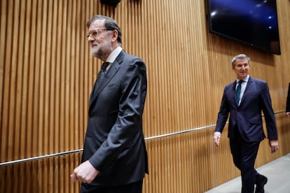 El expresidente del Gobierno, Mariano Rajoy, y el líder del PP, Alberto Núñez Feijóo, este jueves durante la presentación del libro.