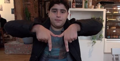 Aziz Benhamou, rapero y estudiante, hace la M con las manos, el gesto con que los j&oacute;venes del barrio se refieren a Molenbeek.