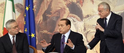 Silvio Berlusconi (en el centro.), ayer con el ministro de Economía, Giulio Tremonti (izquierda) y Gianni Letta.