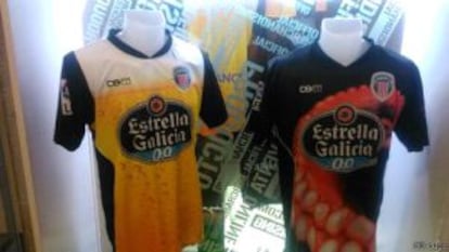 Camisetas del CD Lugo: la primera simula una cerveza y la segunda lleva estampada el tentáculo de un pulpo.