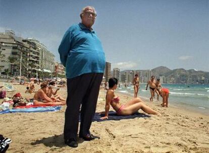 Pedro Zaragoza, en la playa de Levante de Benidorm en 2000.