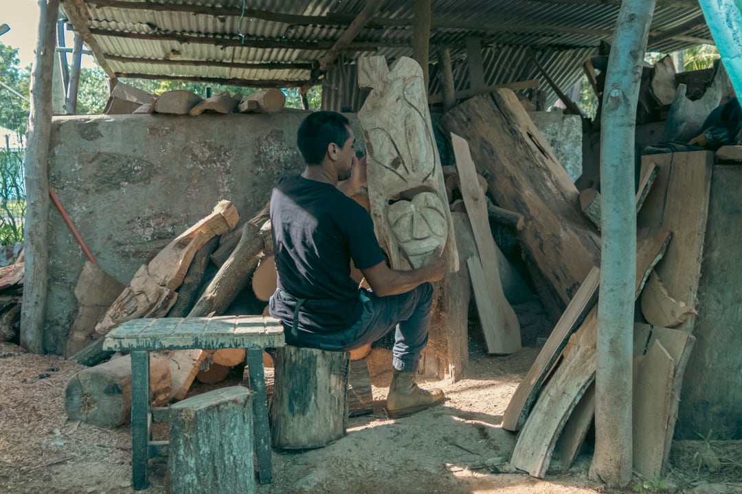 El reo Eduardo Hermosilla trabaja en el taller de tallado.