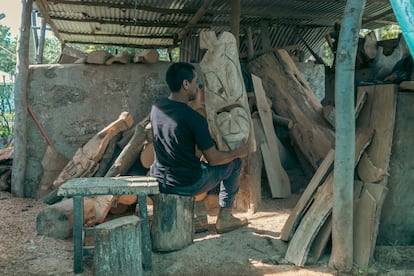 The inmate Eduardo Hermosilla works in the carving workshop.