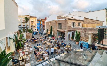 Terraza en el mercado gastronómico Els Magazinos, en Dénia (Alicante).