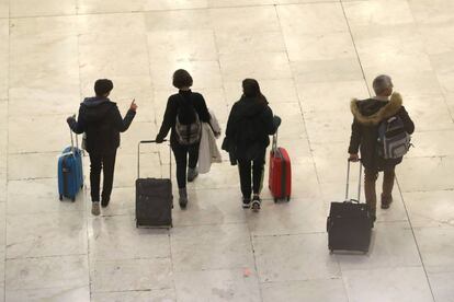 Varios viajeros caminan por una terminal del aeropuerto Adolfo Suárez Madrid-Barajas en Madrid. 