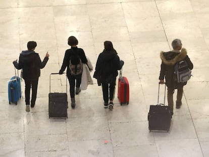 Varios viajeros caminan por una terminal del aeropuerto Adolfo Suárez Madrid-Barajas en Madrid.