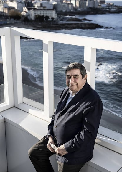 El expresidente Augusto César Lendoiro, en A Coruña, con la playa de Riazor al fondo.