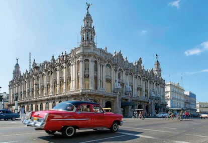 Un Mercury de 1954 con el palacio del Centro Gallego al fondo.