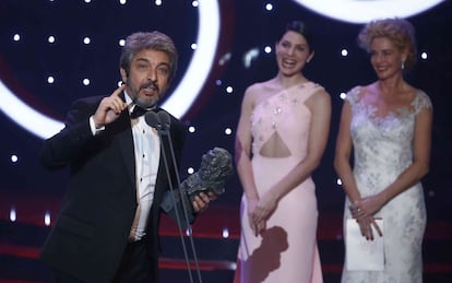  El actor Ricardo Darín recibe el Goya al mejor actor por su papel en 'Truman'.