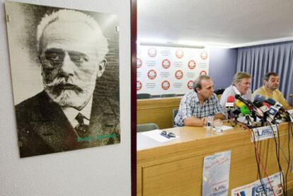 Portavoces de la asociación Unión de Guardias Civiles, durante la rueda de prensa que ofrecieron ayer en Vitoria.