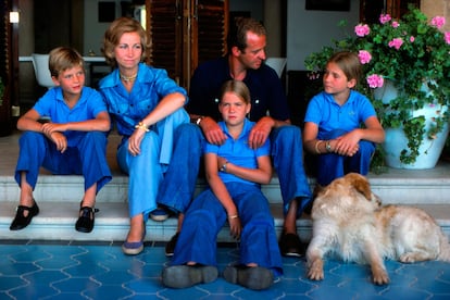 La familia real española llevó la tendencia al extremo en 1976, al vestirse todos del mismo azul índigo.