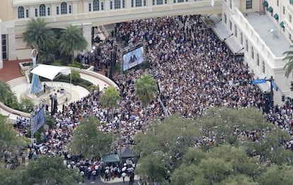 Foto aérea de la inauguración del templo de la Cienciología en Clearwater.