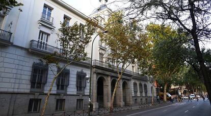 Fachada del edificio municipal de la calle Alberto Aguilera 20, en Madrid.