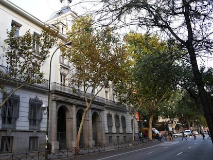 Fachada del edificio municipal de la calle Alberto Aguilera 20, en Madrid.