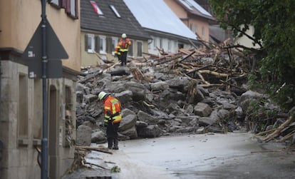 Árboles y escombros amanecen en una calle tras las inundaciones en Braunsbach.