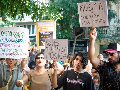Concierto de protesta por el cierre de la Escuela Popular de Música y Danza en Chamberí (Madrid), el 3 de julio de 2024.