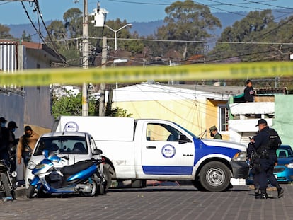 Personal de la Fiscalía General del estado trabajan en el lugar donde fueron asesinadas nueve personas en la ciudad de Atlixco, Puebla.