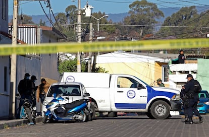 Violencia en México: Personal de la Fiscalía General del estado trabajan en el lugar donde fueron asesinadas nueve personas en la ciudad de Atlixco, Puebla