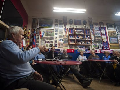 En la izquierda, Laszly Kubala mientras charla con peñistas de Foment Martinenc en el último taller de reminiscencia y fútbol.