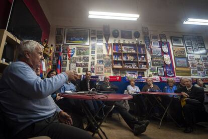 En la izquierda, Laszly Kubala mientras charla con peñistas de Foment Martinenc en el último taller de reminiscencia y fútbol.