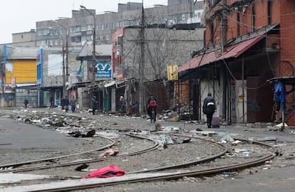 Una vista muestra una calle de la ciudad portuaria de Mariupol, Ucrania, este jueves.