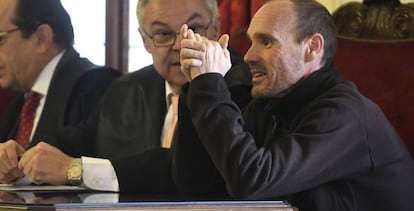 Miguel Ángel Muñoz (right) with his lawyer during the trial.