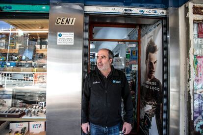 Fernando Ramos, relojero, en la calle de Ponzano. 