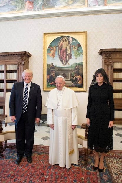 La elección de vestimenta de la primera dama estadounidense, en particular, el velo, no pasó desapercibida para aquellos que seguían de cerca su visita al papa Francisco, y que algunos bromearon con su asistencia a un enterriero. Pero Melania Trump, así como la hija del presidente estadounidense, Ivanka Trump, siguieron estrictamente el protocolo que marca el Vaticano: vestido sencillo y largos, con los brazos cubiertos y mantilla o velo negro.