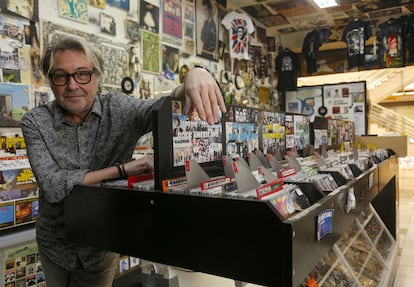 Juan Vitoria, en su tienda Discos Amsterdam de Valencia.