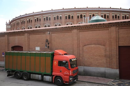 El camión utilizado para el transporte de las reses llega al coso madrileño.