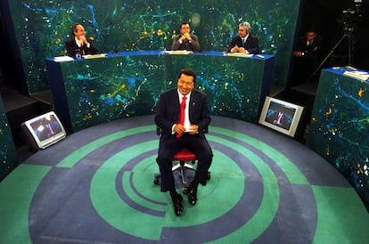 El venezolano Hugo Chávez era presidente de su país cuando participó en Roda Viva en 2005. Falleció en 2013.